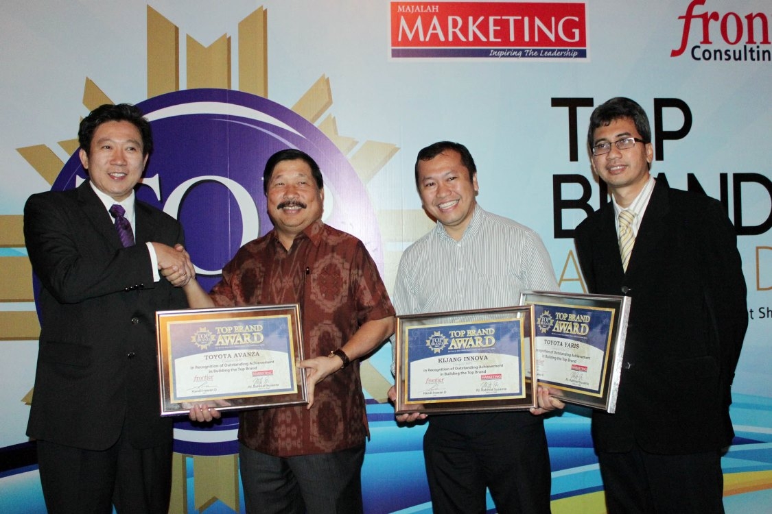 3 Produk Toyota Kembali Raih Gelar Top Brand Award 2013