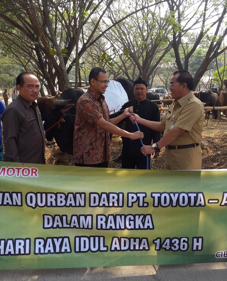 Toyota Astra Motor Berkomitmen Kuat Untuk Berkontribusi Dalam Berbagai Aktivitas Sosial Penyerahan Bantuan Hewan Qurban Sebagai Bagian Dari Agenda Community Development Tahunan