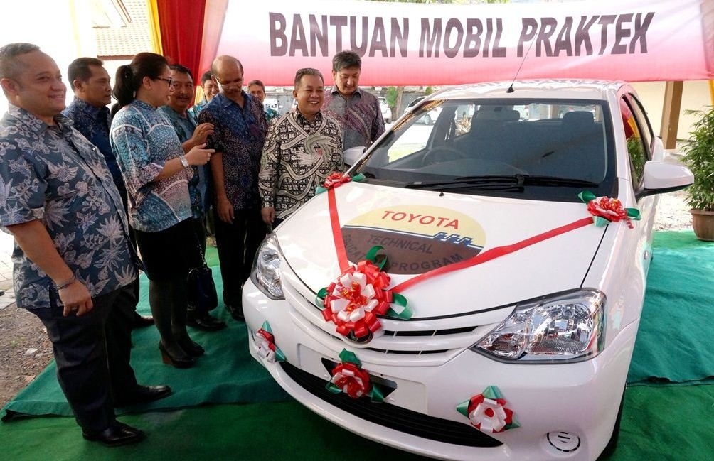 Komitmen Toyota Indonesia Melalui T-Tep Serahkan Bantuan Alat Peraga Untuk SMKN 2 Surabaya