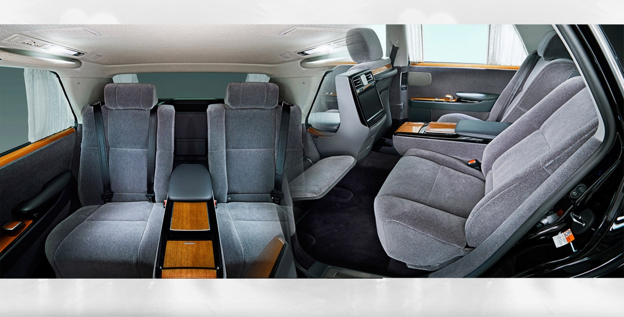 Mengenal Teknologi di Kursi Penumpang Belakang Toyota Century