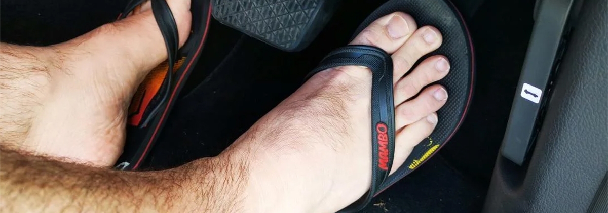 Kebiasaan Mengemudi Mobil Tanpa Alas Kaki Harus Ditinggalkan, Bagaimana Kalau Pakai Sandal Jepit?