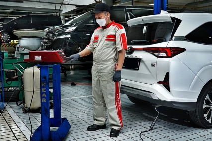 Gratis Saat Servis Berkala, Uji Emisi Memastikan Kondisi Mesin Hybrid Toyota Tetap Prima dan Rendah Emisi