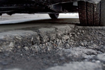 Jalan Berlubang Muncul, Jangan Pindah Lajur atau Rem Mendadak, Jalani Langkah Berikut Ini Supaya Tidak Memicu Kecelakaan dan Merusak Mobil