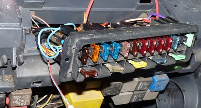 Cegah Mobil Terbakar Sendiri, Pahami Pemicu dan Langkah Antisipasi Supaya Tidak Terjadi