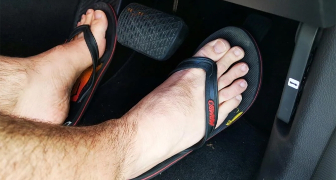 Kebiasaan Mengemudi Mobil Tanpa Alas Kaki Harus Ditinggalkan, Bagaimana Kalau Pakai Sandal Jepit?