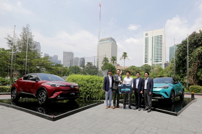 Dorong Pasar Kendaraan Elektrifikasi Toyota Pasarkan C-HR Hybrid Electrified Vehicle