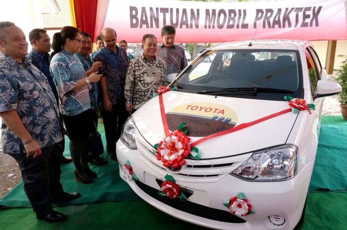 Komitmen Toyota Indonesia Melalui T-Tep Serahkan Bantuan Alat Peraga Untuk SMKN 2 Surabaya