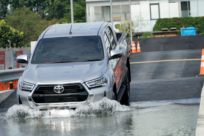 Perkuat Dukungan Mobilitas Komersial di Masa New Normal  Toyota Hadirkan New Hilux dengan Ketangguhan  Sentuhan Ubahan Gagah dan Modern 