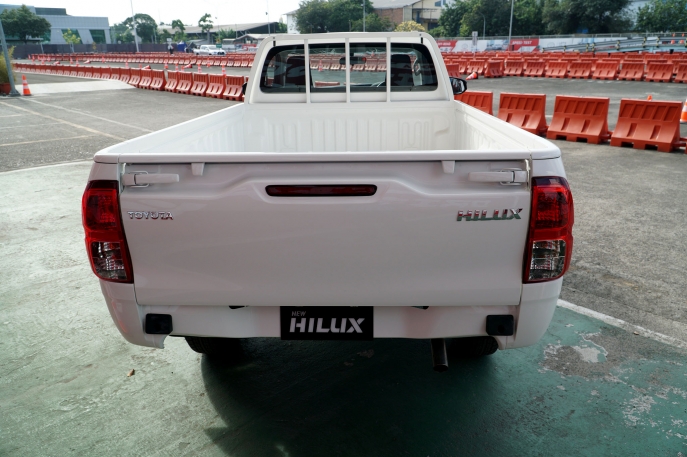 Perkuat Dukungan Mobilitas Komersial di Masa New Normal  Toyota Hadirkan New Hilux dengan Ketangguhan  Sentuhan Ubahan Gagah dan Modern 