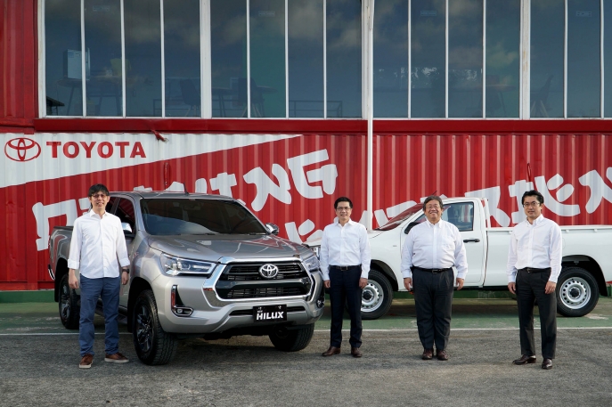 Perkuat Dukungan Mobilitas Komersial di Masa New Normal  Toyota Hadirkan New Hilux dengan Ketangguhan  Sentuhan Ubahan Gagah dan Modern 