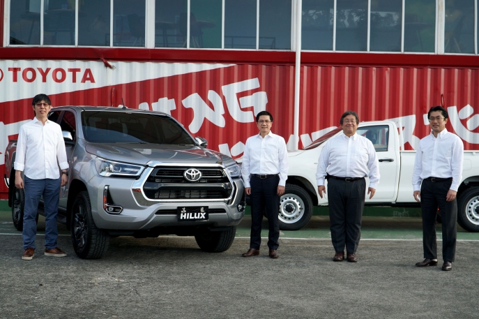 Perkuat Dukungan Mobilitas Komersial di Masa New Normal  Toyota Hadirkan New Hilux dengan Ketangguhan  Sentuhan Ubahan Gagah dan Modern 