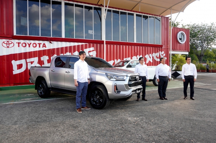 Perkuat Dukungan Mobilitas Komersial di Masa New Normal  Toyota Hadirkan New Hilux dengan Ketangguhan  Sentuhan Ubahan Gagah dan Modern 