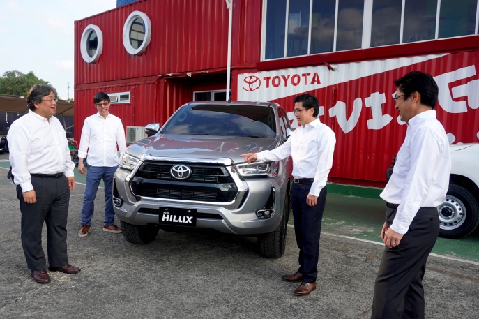 Perkuat Dukungan Mobilitas Komersial di Masa New Normal  Toyota Hadirkan New Hilux dengan Ketangguhan  Sentuhan Ubahan Gagah dan Modern 