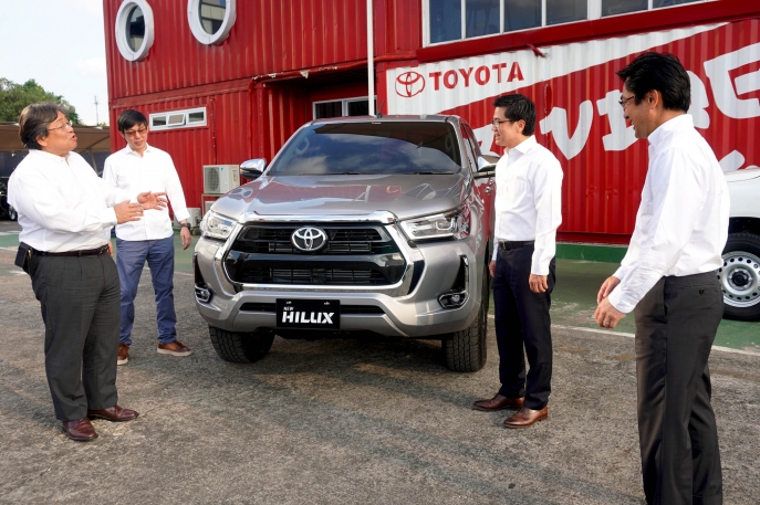 Perkuat Dukungan Mobilitas Komersial di Masa New Normal  Toyota Hadirkan New Hilux dengan Ketangguhan  Sentuhan Ubahan Gagah dan Modern 