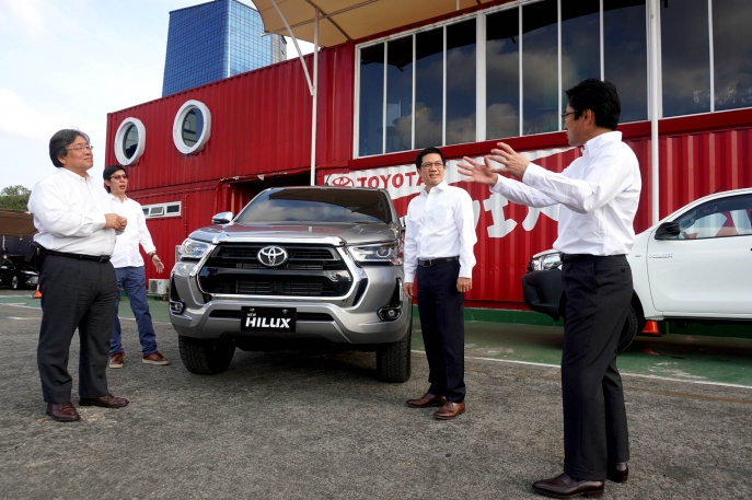 Perkuat Dukungan Mobilitas Komersial di Masa New Normal  Toyota Hadirkan New Hilux dengan Ketangguhan  Sentuhan Ubahan Gagah dan Modern 