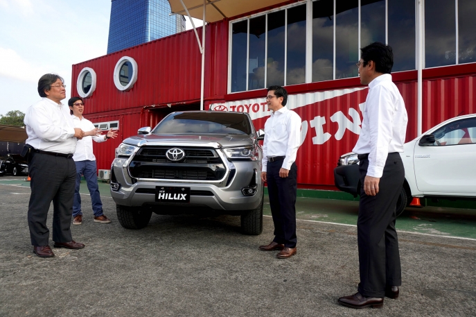 Perkuat Dukungan Mobilitas Komersial di Masa New Normal  Toyota Hadirkan New Hilux dengan Ketangguhan  Sentuhan Ubahan Gagah dan Modern 