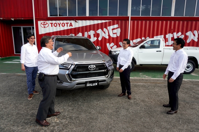 Perkuat Dukungan Mobilitas Komersial di Masa New Normal  Toyota Hadirkan New Hilux dengan Ketangguhan  Sentuhan Ubahan Gagah dan Modern 