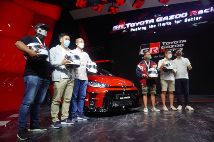 50 Tahun Toyota di Indonesia: Toyota Mulai Serah Terima GR Yaris Kepada Pelanggan di Booth Toyota Saat Pameran GIIAS 2021 Berlangsung