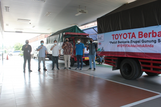 50 TAHUN TOYOTA DI INDONESIA TOYOTA INDONESIA SALURKAN BANTUAN CEPAT TANGGAP UNTUK 1.500 KELUARGA TERDAMPAK ERUPSI GUNUNG API SEMERU 