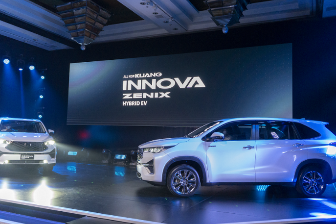 Bukti Komitmen Toyota dalam Menghadirkan Mobility for All, Menutup Tahun 2023 Lewat Raihan All-New Kijang Innova Zenix sebagai Car of The Year GridOto Award 2023