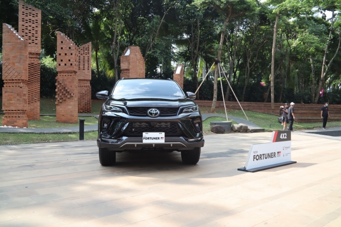 New Fortuner 2.8 GR Sport 4x4 with TSS Hadir Sebagai Flagship Model, Toyota Berikan Refreshment pada Eksterior dan Interior New Fortuner, Produk Toyota Pertama di Indonesia yang Memiliki In-Car Wifi Hotspot via Fitur T Intouch