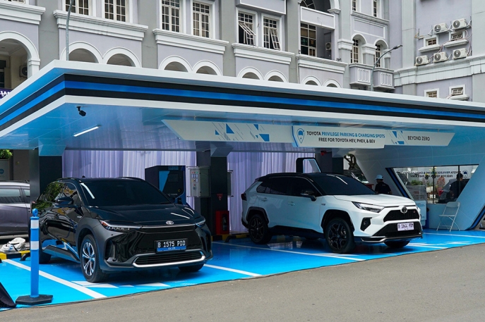 Tips Mengemudi Aman di Gedung Parkir Bertingkat, Kendaraan Elektrifikasi Toyota Mendapatkan Kemudahan di Beberapa Mal Bergengsi
