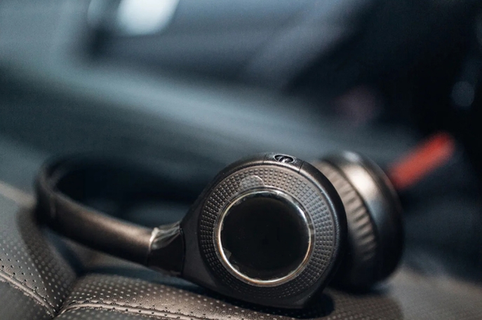 Mengapa Tidak Boleh Pakai Earphone atau Headphone Saat Mengemudi Mobil?