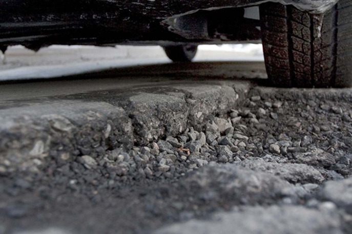 Jalan Berlubang Muncul, Jangan Pindah Lajur atau Rem Mendadak, Jalani Langkah Berikut Ini Supaya Tidak Memicu Kecelakaan dan Merusak Mobil