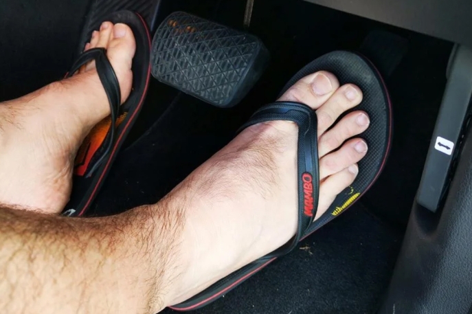 Kebiasaan Mengemudi Mobil Tanpa Alas Kaki Harus Ditinggalkan, Bagaimana Kalau Pakai Sandal Jepit?