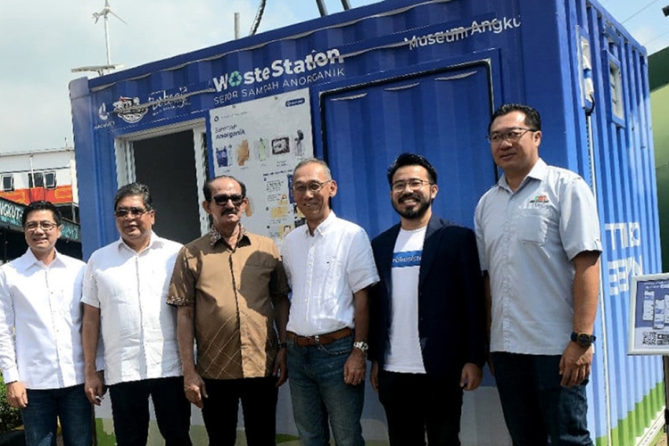 Resolusi Hidup Lebih Eco-friendly di 2025: Gunakan Barang-barang Reuseable dan Setor Sampah ke Toyota Waste Station, Ada Konversi Hilux Rangga Mobile Waste Station