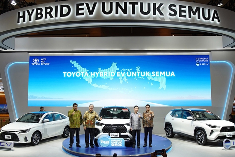 Daftar Mobil Hybrid Toyota di IIMS 2026, Kendaraan Elektrifikasi Paling Relevan dan Populer Saat Ini dengan Harga Makin Terjangkau