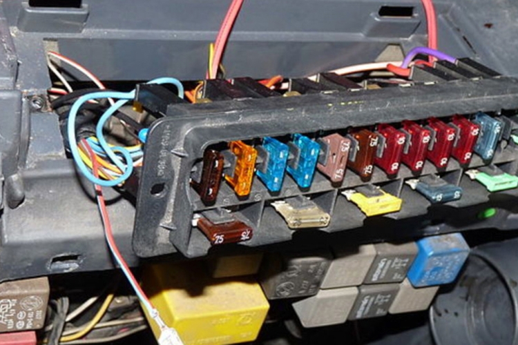 Cegah Mobil Terbakar Sendiri, Pahami Pemicu dan Langkah Antisipasi Supaya Tidak Terjadi