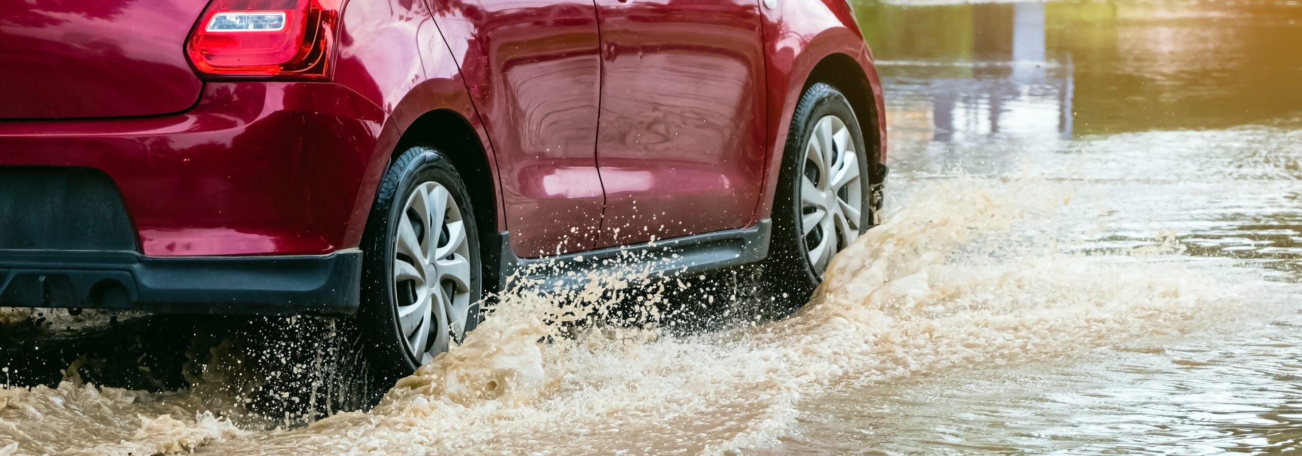 Menangani Banjir: Panduan Lengkap untuk Melindungi dan Memulihkan Mobil Anda