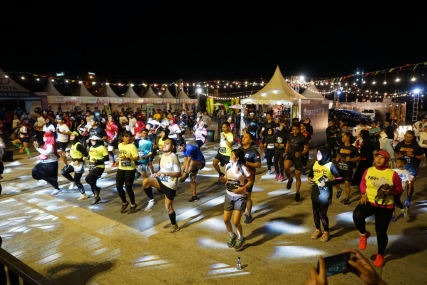 Festival Avanza-Veloz Sebangsa Ajak 500 Pelari Arungi Night Run Sambil Menikmati Kota Makassar