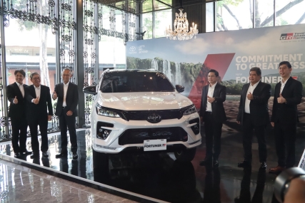 New Fortuner 2.8 GR Sport 4x4 with TSS Hadir Sebagai Flagship Model, Toyota Berikan Refreshment pada Eksterior dan Interior New Fortuner, Produk Toyota Pertama di Indonesia yang Memiliki In-Car Wifi Hotspot via Fitur T Intouch