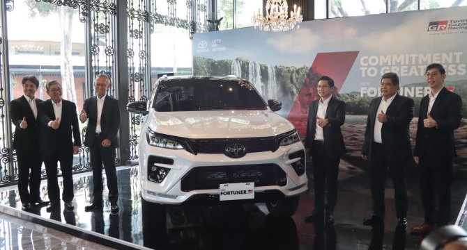 New Fortuner 2.8 GR Sport 4x4 with TSS Hadir Sebagai Flagship Model, Toyota Berikan Refreshment pada Eksterior dan Interior New Fortuner, Produk Toyota Pertama di Indonesia yang Memiliki In-Car Wifi Hotspot via Fitur T Intouch