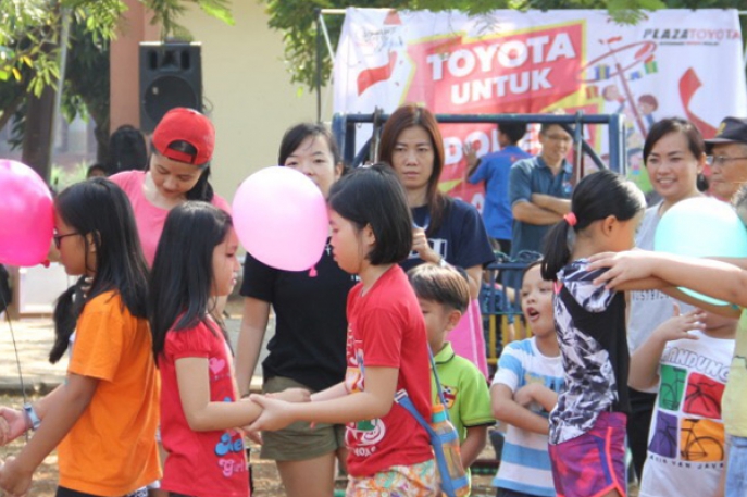 HUT RI KE 74 Toyota Ramaikan 101 Titik Semarak Pesta Merdeka Berbagi Bersama Warga