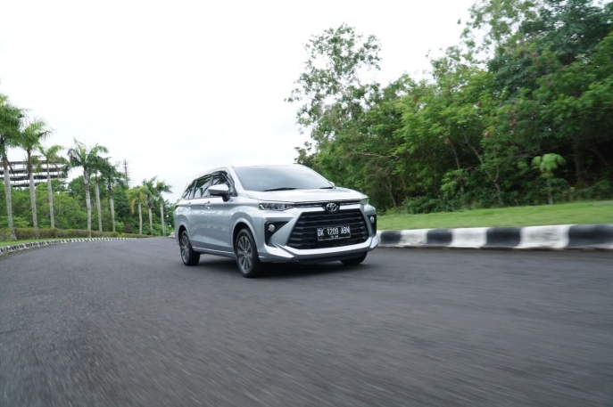 Bukti Komitmen Toyota dalam Menghadirkan Mobility for All, Menutup Tahun 2023 Lewat Raihan All-New Kijang Innova Zenix sebagai Car of The Year GridOto Award 2023