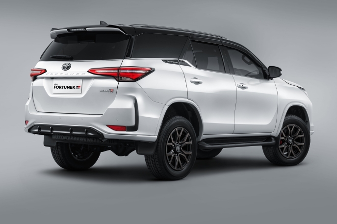 New Fortuner 2.8 GR Sport 4x4 with TSS Hadir Sebagai Flagship Model, Toyota Berikan Refreshment pada Eksterior dan Interior New Fortuner, Produk Toyota Pertama di Indonesia yang Memiliki In-Car Wifi Hotspot via Fitur T Intouch