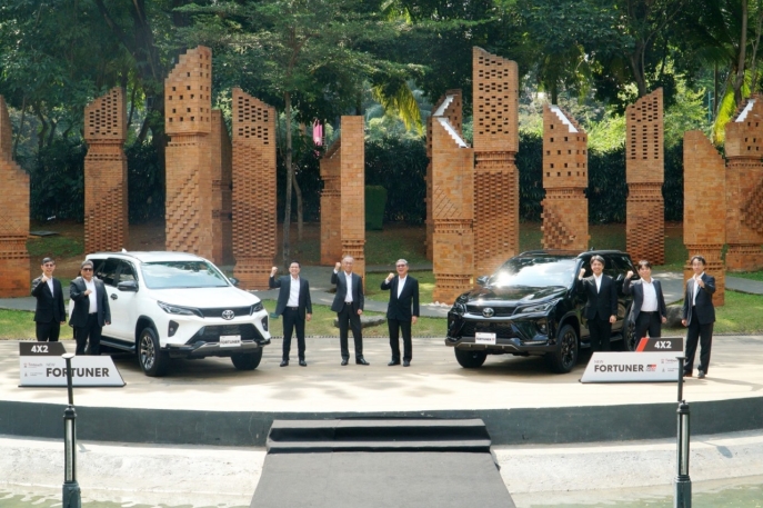 New Fortuner 2.8 GR Sport 4x4 with TSS Hadir Sebagai Flagship Model, Toyota Berikan Refreshment pada Eksterior dan Interior New Fortuner, Produk Toyota Pertama di Indonesia yang Memiliki In-Car Wifi Hotspot via Fitur T Intouch